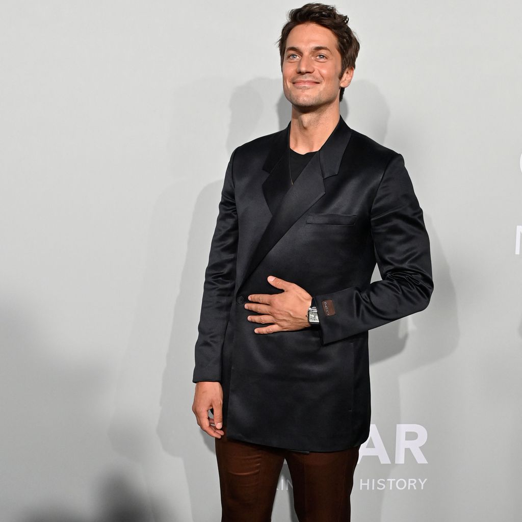 Lucas Bravo bei der amfAR Gala im Juli 2021