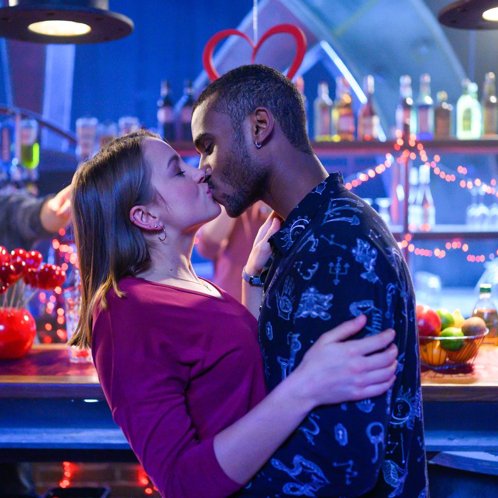 Lucie (Julia Wiedemann) und Moritz (Tijan Njie) bei "Alles was zählt"
