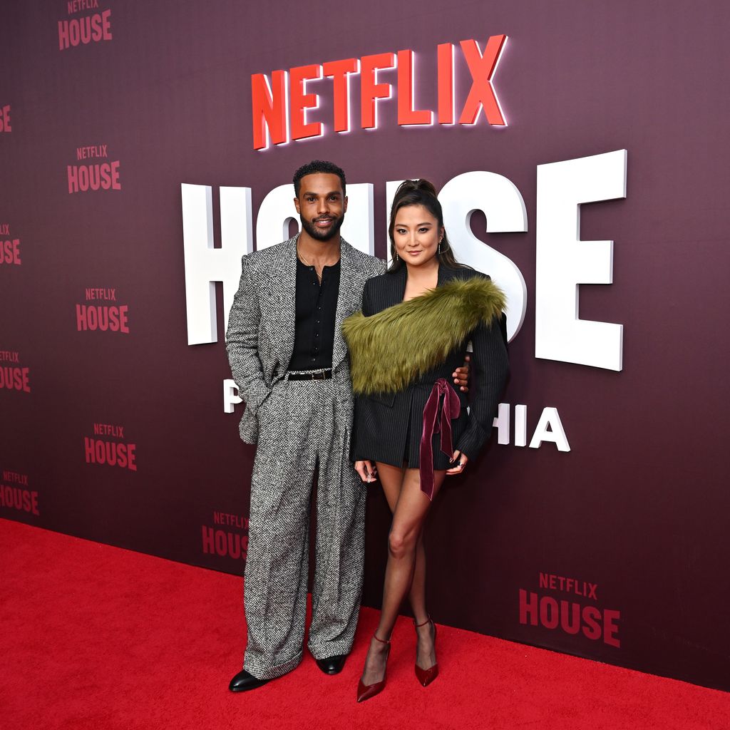 Lucien Laviscount und Ashley Park beim Grand Opening von Netflix House Philadelphia