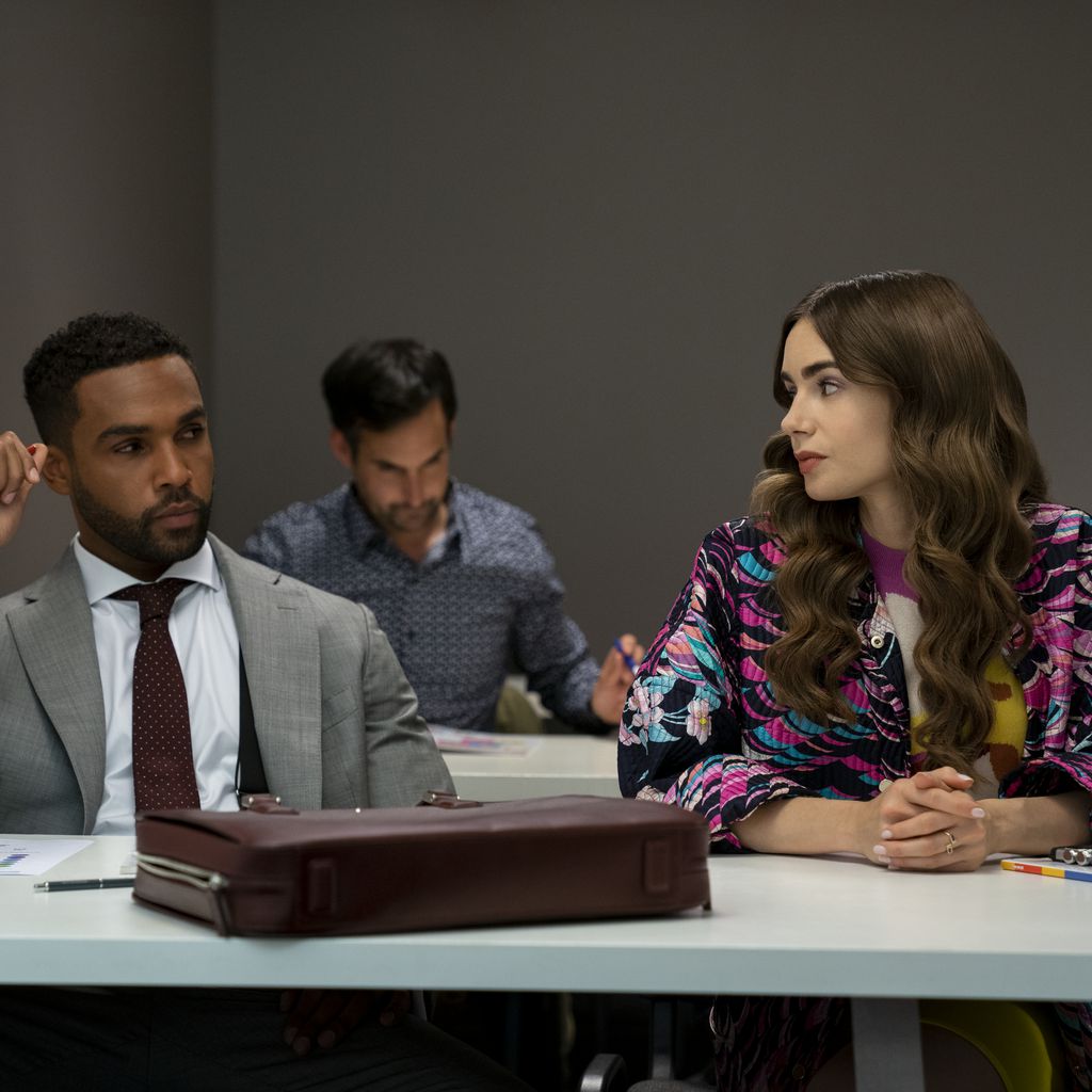Lucien Laviscount und Lily Collins in der zweiten Staffel von "Emily in Paris"