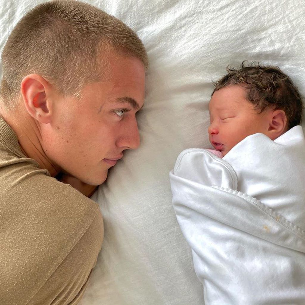 Lucky Blue Smith und seine Tochter Rumble Honey, Oktober 2020