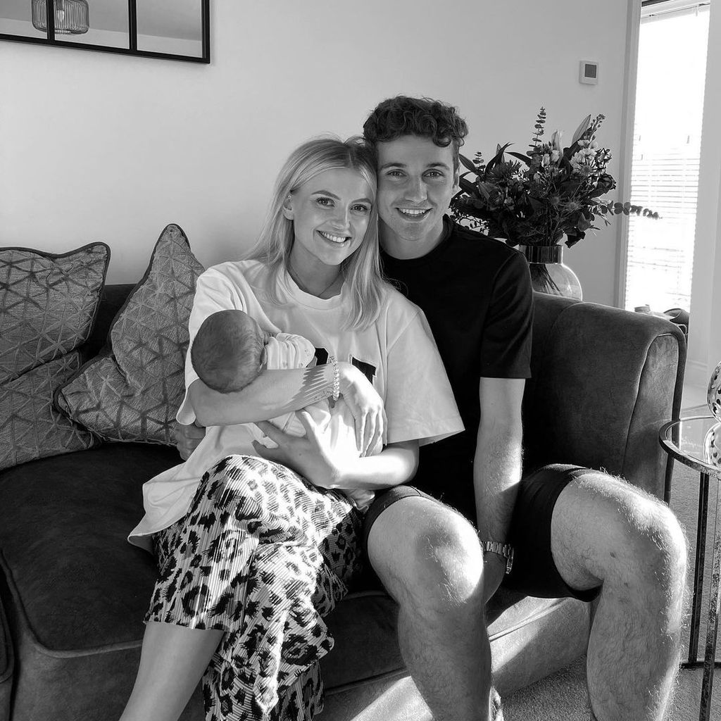 Lucy Fallon mit ihrem Baby und ihrem Freund, Februar 2023