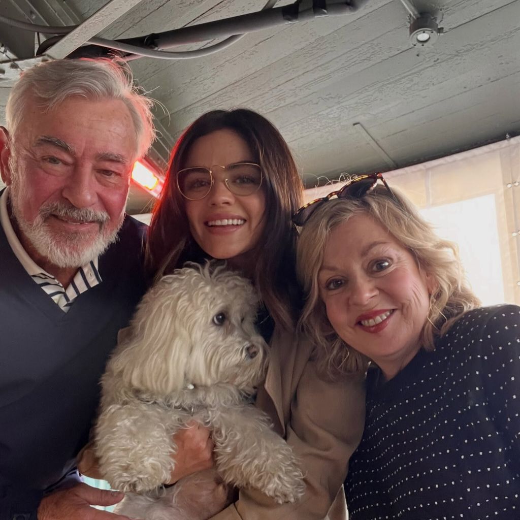 Lucy Hale mit ihrer Familie und Hund