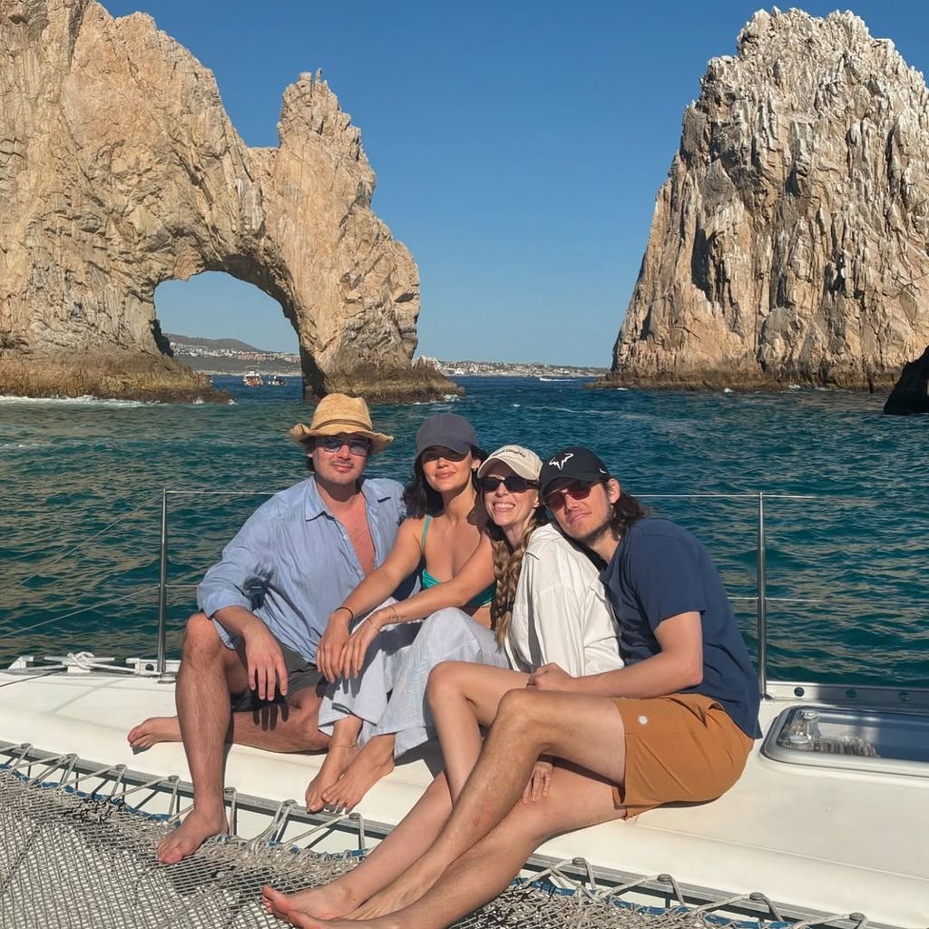 Schauspielerin Lucy Hale mit Freunden