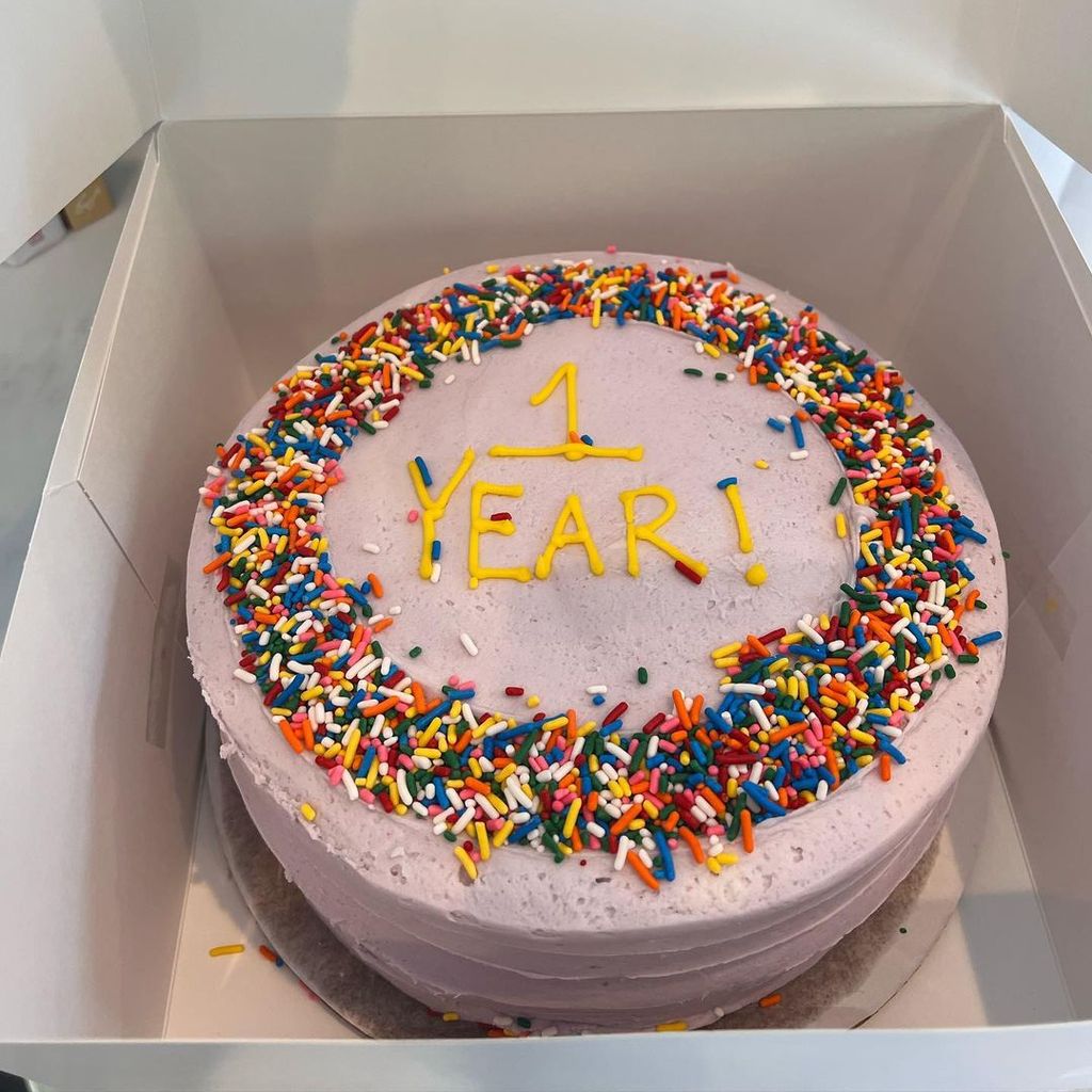 Lucy Hales Kuchen zum einjährigen Jubiläum ihres Trockenseins, 2023