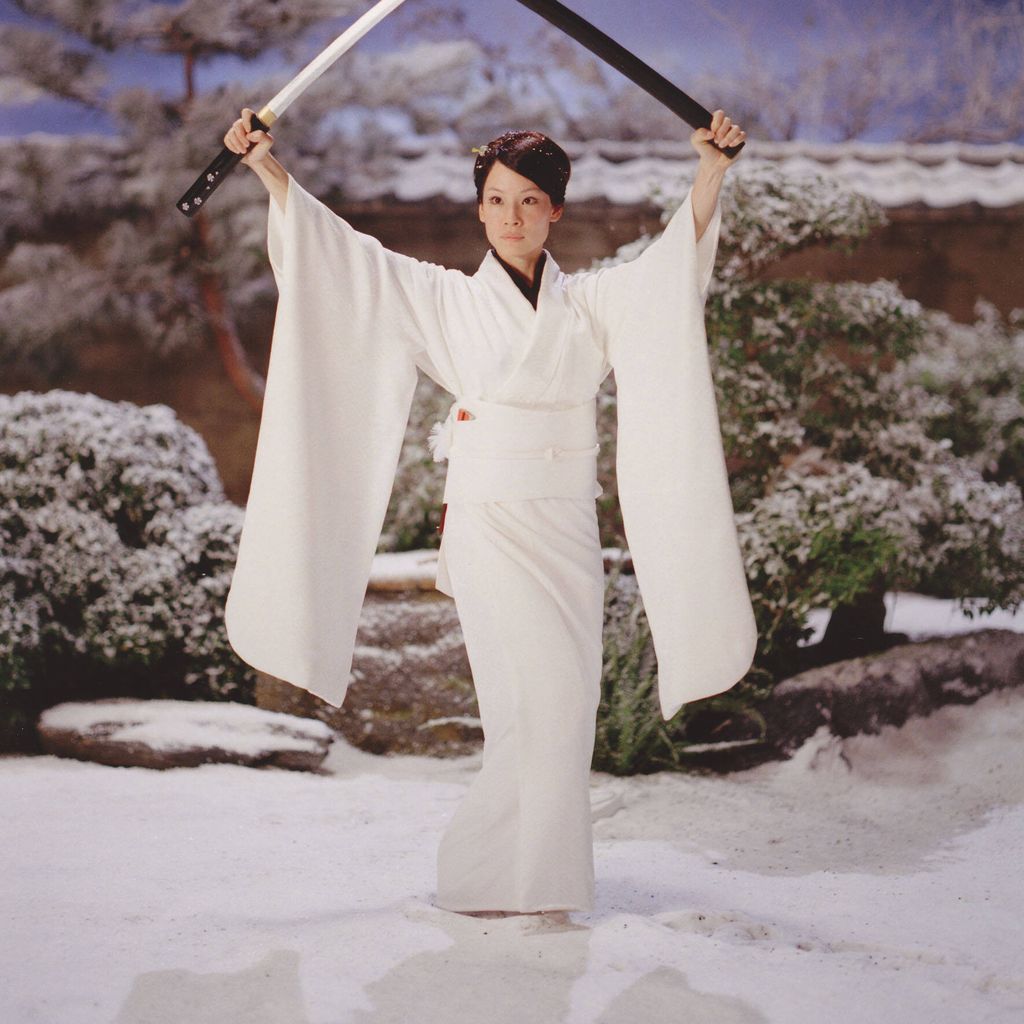 Lucy Liu in "Kill Bill: Vol. 1" (2003) als O-Ren Ishii, mit gezogenem Katana im verschneiten Garten, Courtesy Ronald Grant Archive