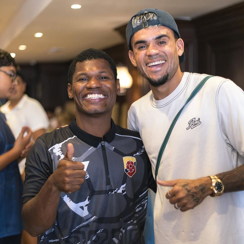 Luis Diaz (r.) und ein Fan posieren auf einem Influenver-Event in Kolumbien