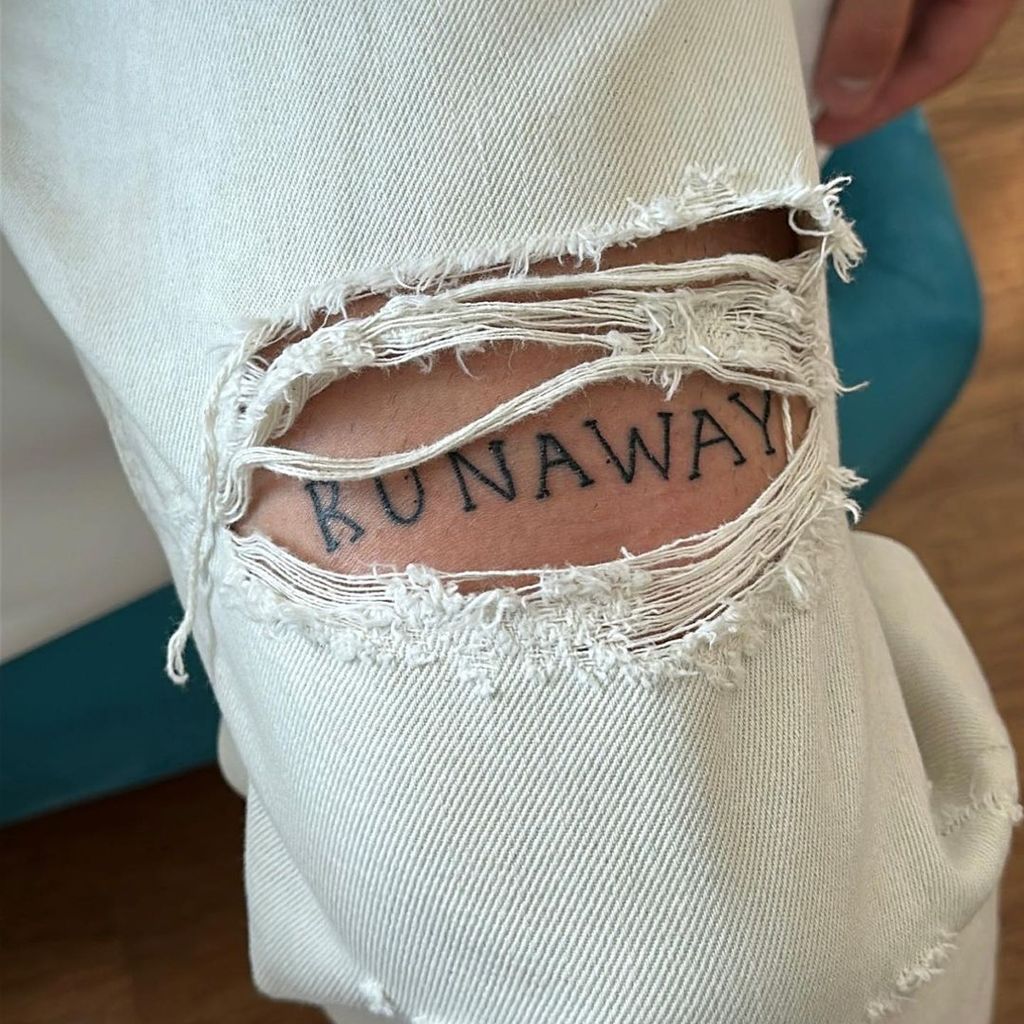 Luis Freitag zeigt sein "Runaway"-Tattoo