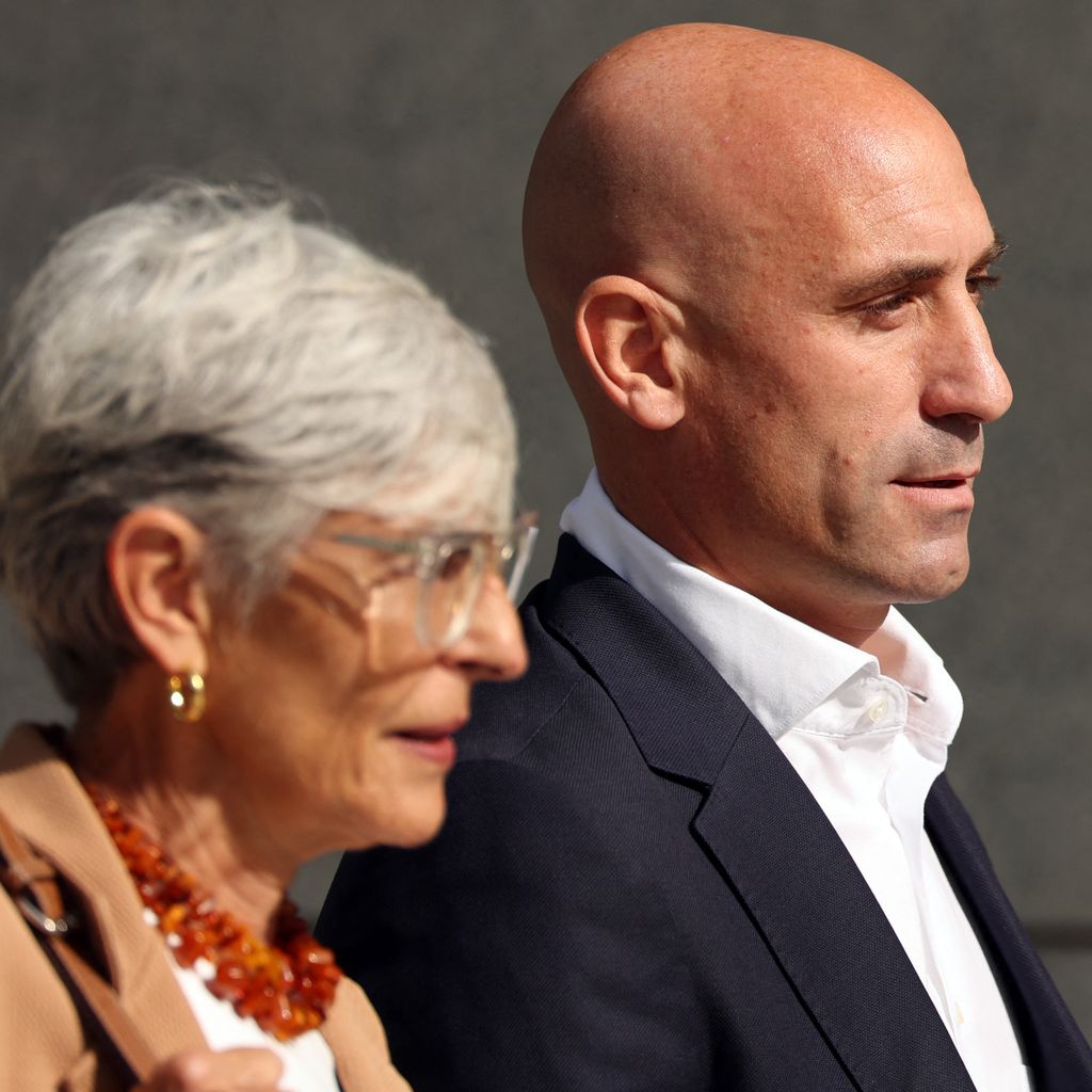 Luis Rubiales und seine Anwältin auf dem Weg ins Gericht