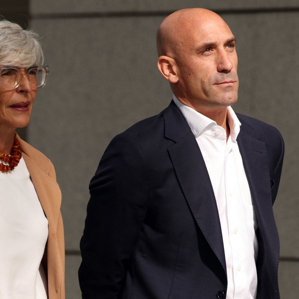 Luis Rubiales und seine Anwältin auf dem Weg ins Gericht