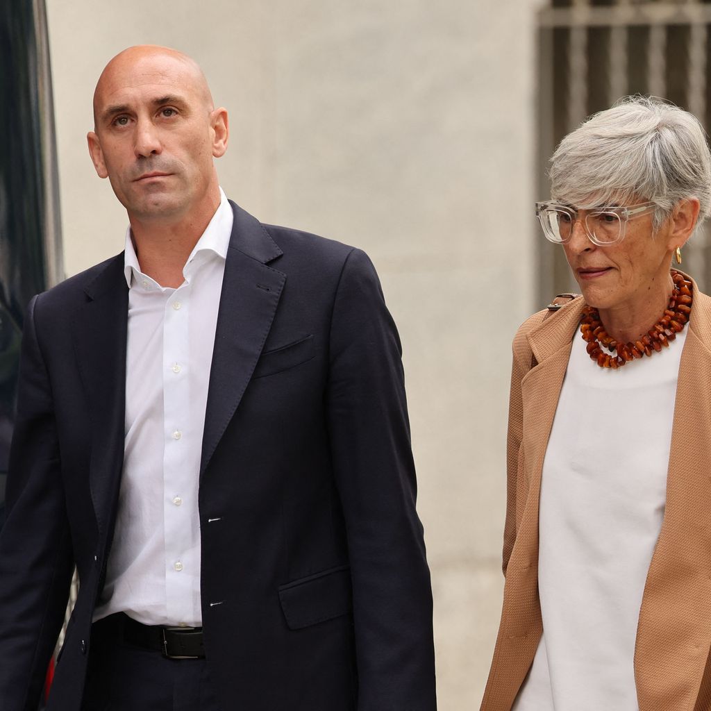 Luis Rubiales und seine Anwältin auf dem Weg ins Gericht