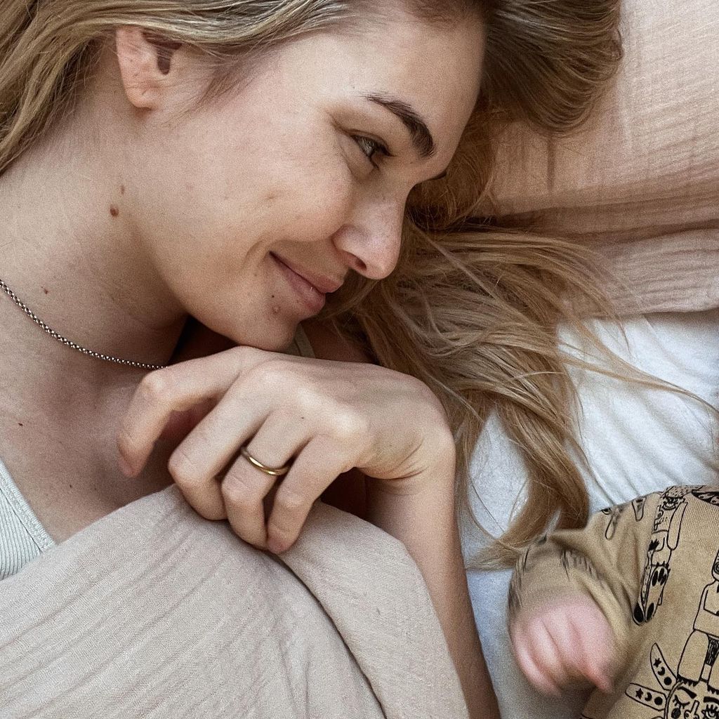 Luisa Hartema mit ihrer Tochter Paula, November 2023