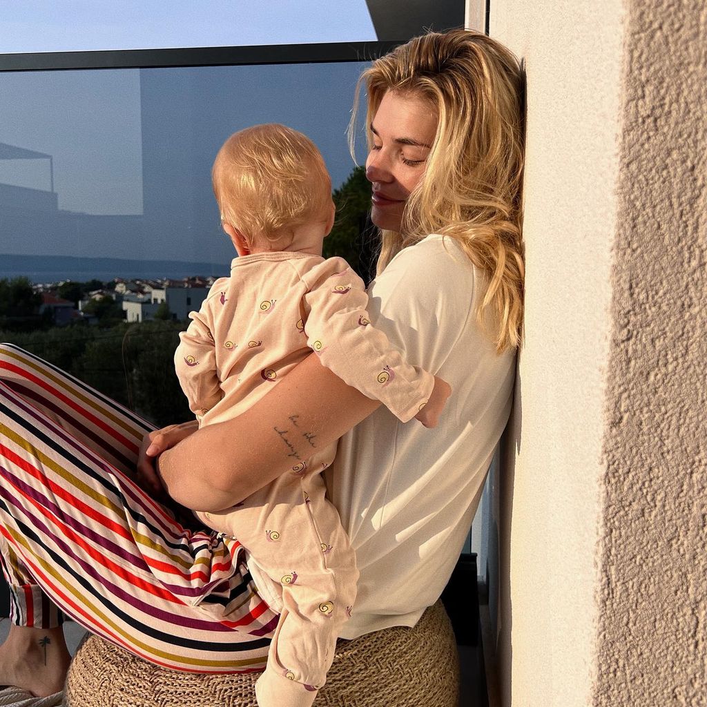 Luisa Hartema mit ihrer Tochter Paula, September 2024