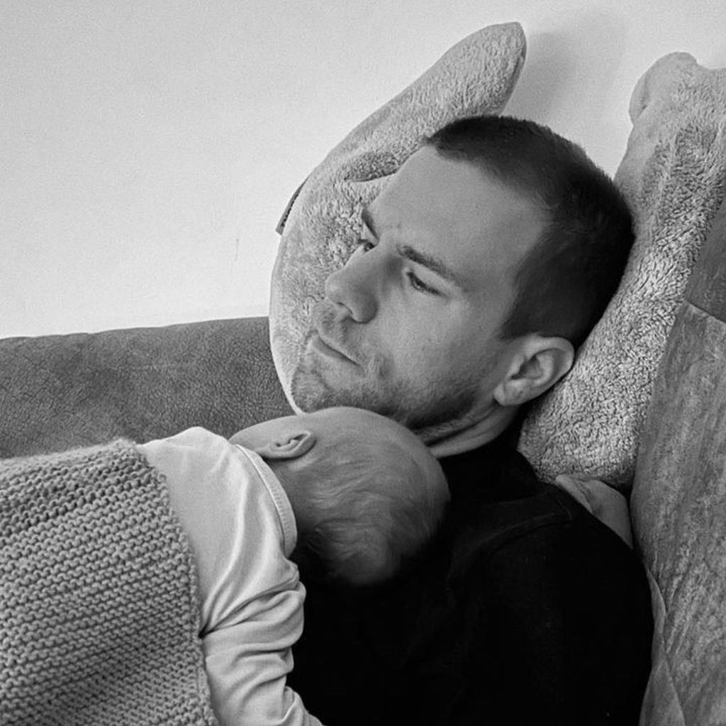Luisa Hartemas Mann kuschelt mit gemeinsamem Baby, Herbst 2023