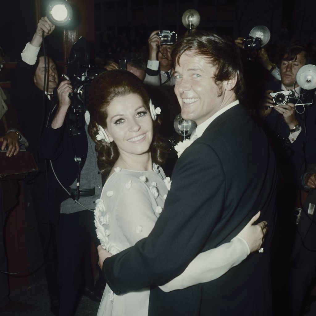 Luisa Mattioli und Roger Moore nach ihrer Hochzeit in London, April 1969