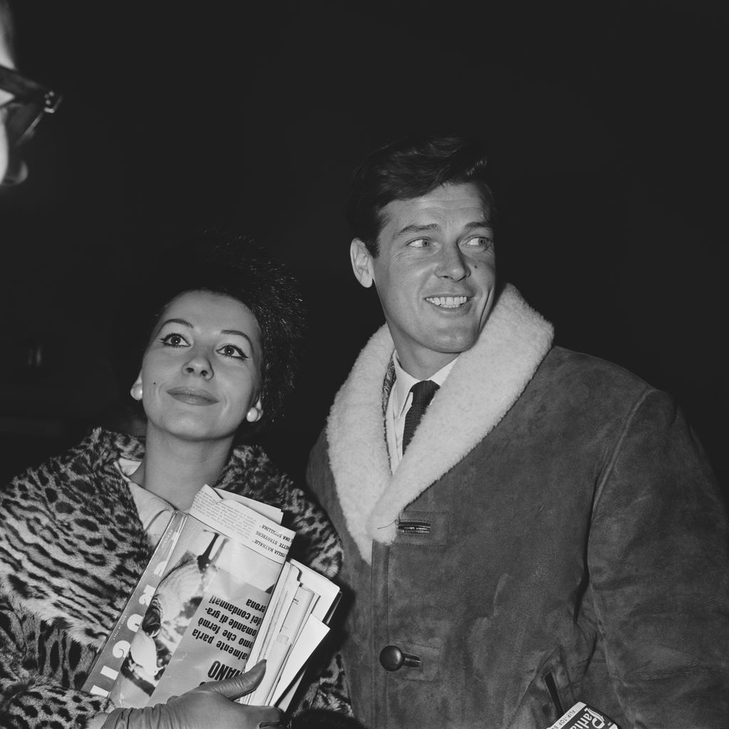 Luisa Mattioli und Roger Moore am Heathrow Airport in London, Januar 1963