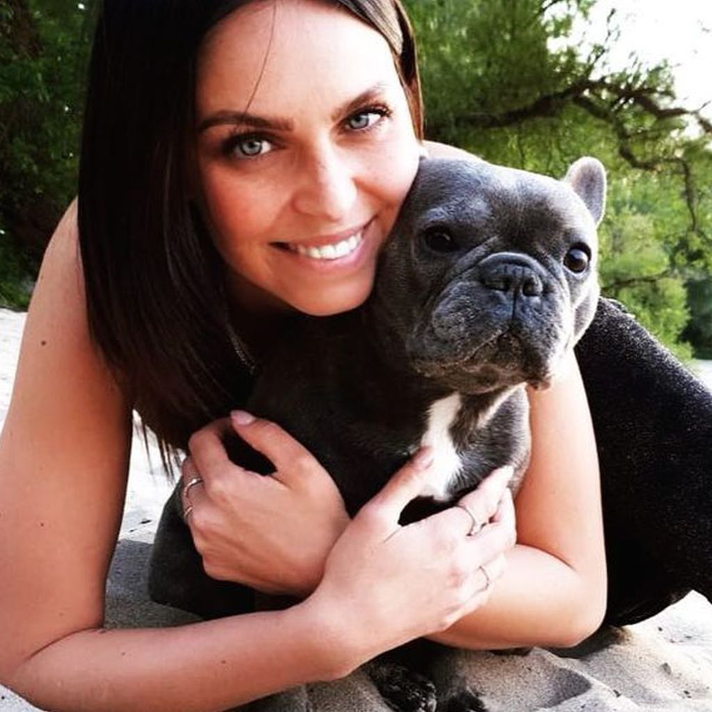 Luise-Isabella Matejczyk mit ihrer Hündin Channi