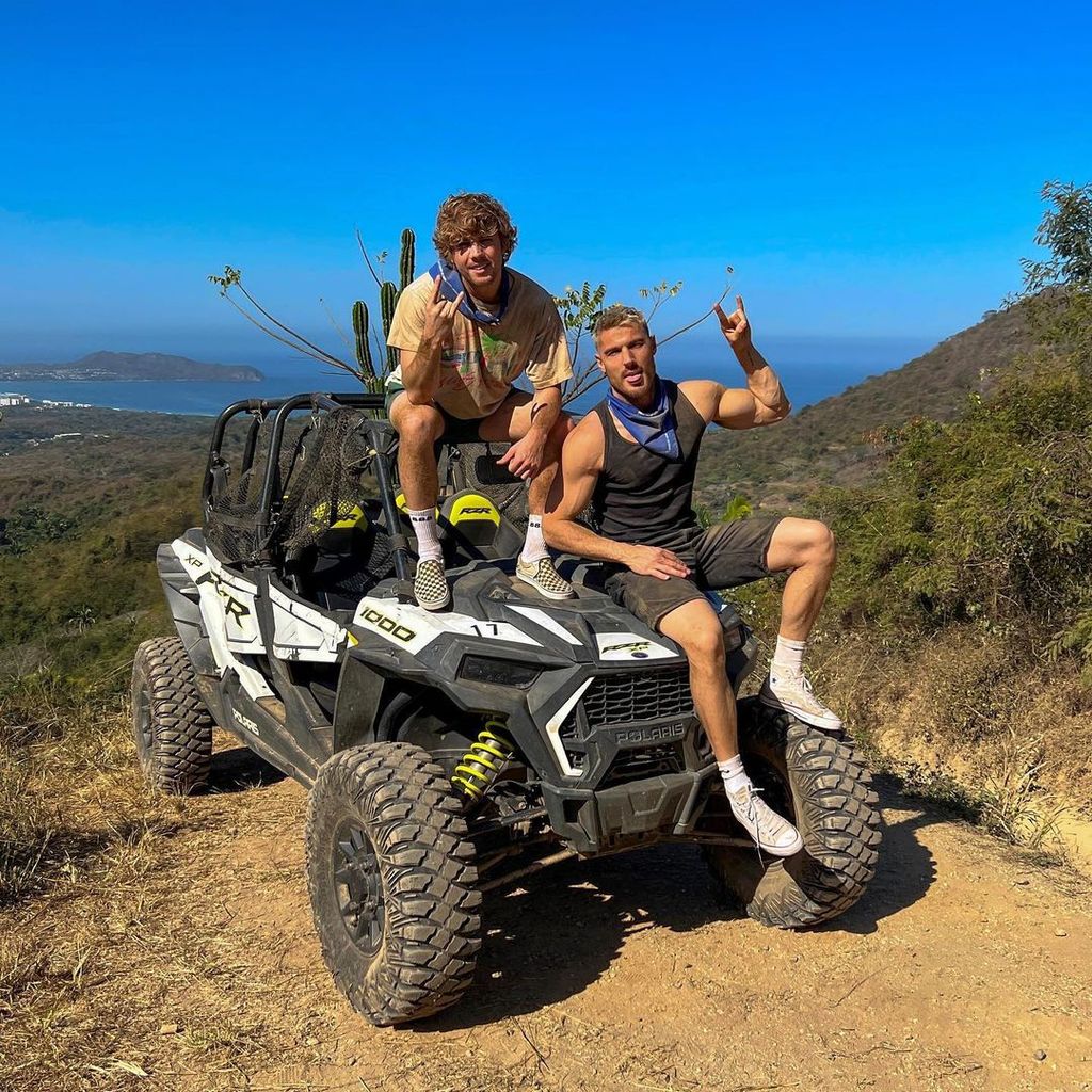 Lukas Gage und Chris Appleton auf einem Quad