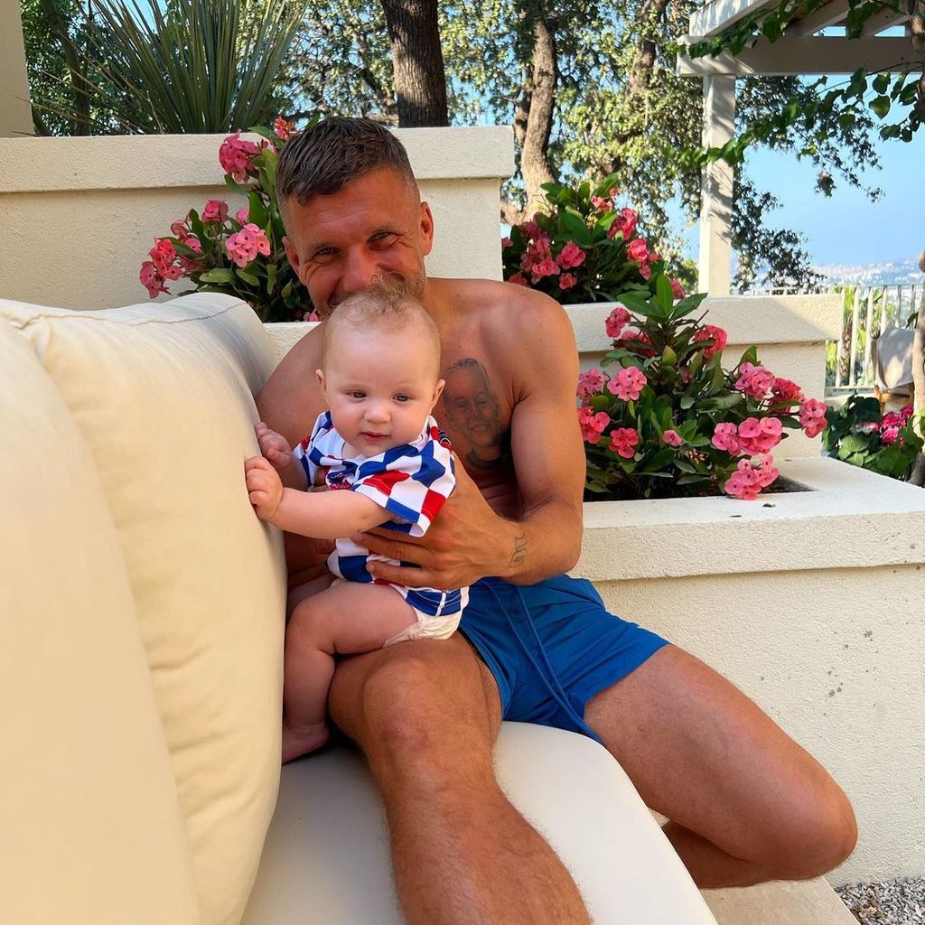 Lukas Podolski und seine Tochter Ella im Juni 2023
