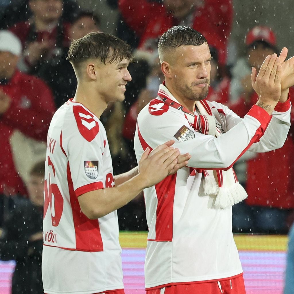 Lukas Podolski feiert sein Abschiedsspiel im RheinEnergieSTADION, an seiner Seite Sohn Louis Podolski im FC-Trikot
