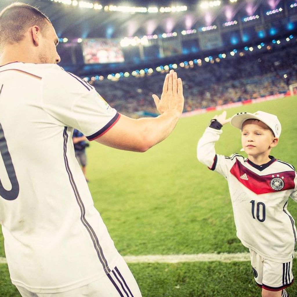 Lukas Podolski und sein Sohn während einer Fußballweltmeisterschaft