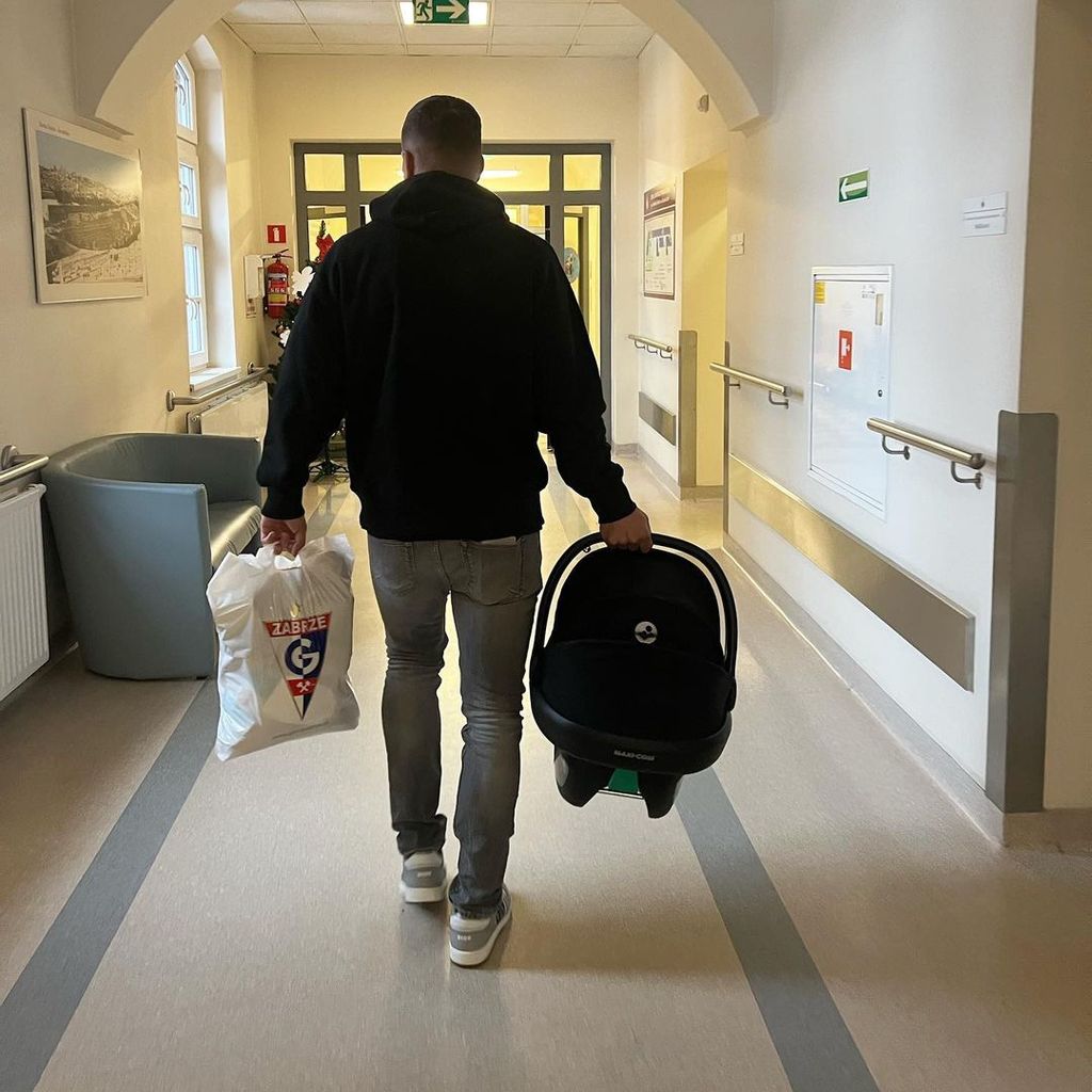 Lukas Podolski und seine Tochter im Januar 2023