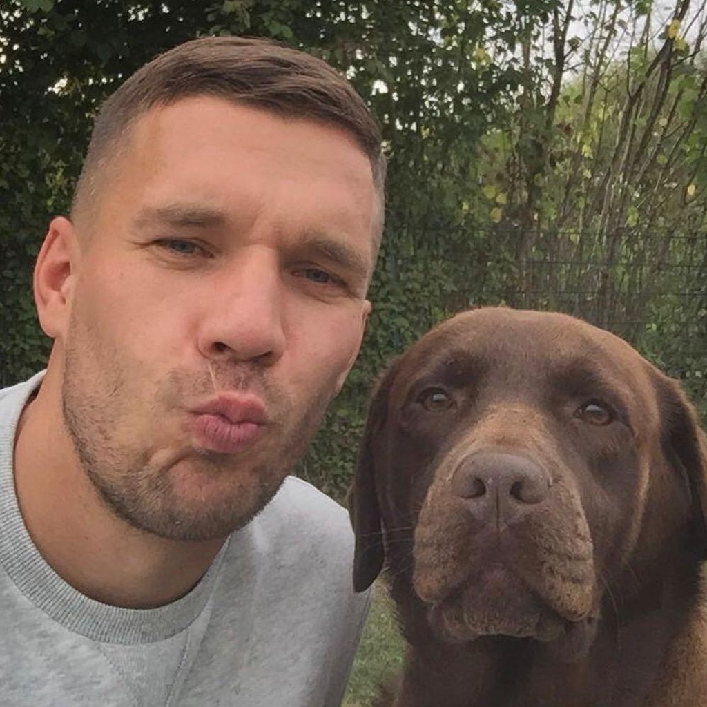 Lukas Podolski und seine Hündin Holly