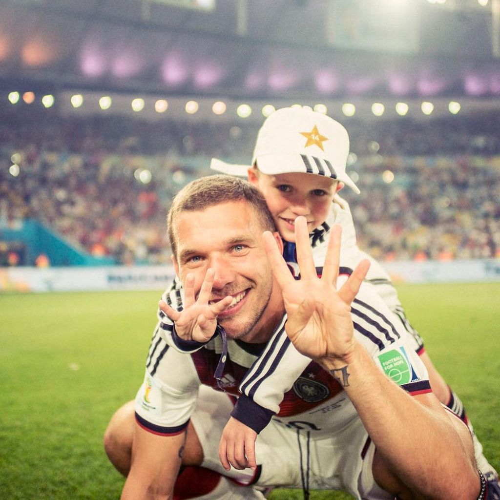 Lukas Podolski mit seinem Sohn