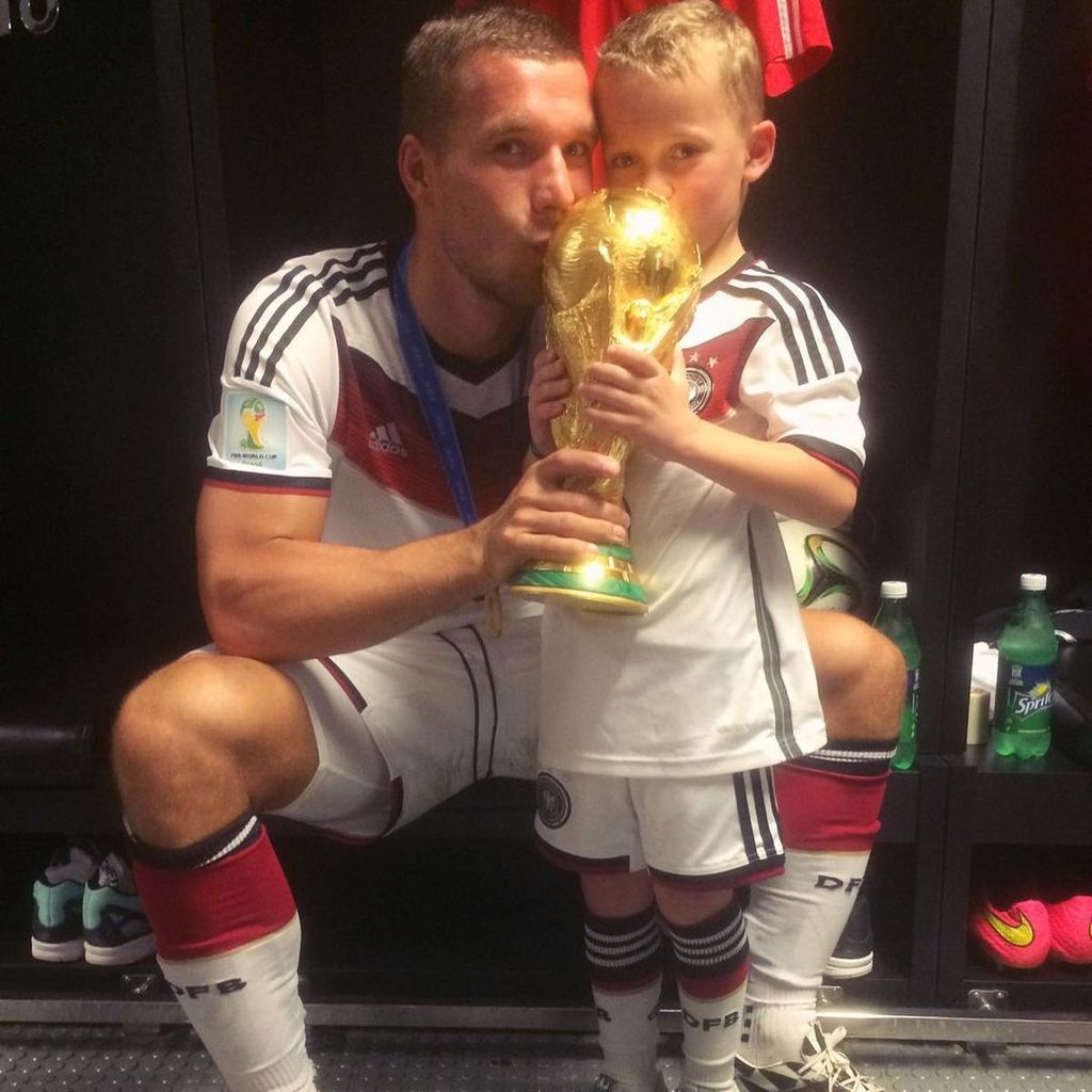 Lukas Podolski mit seinem Sohn