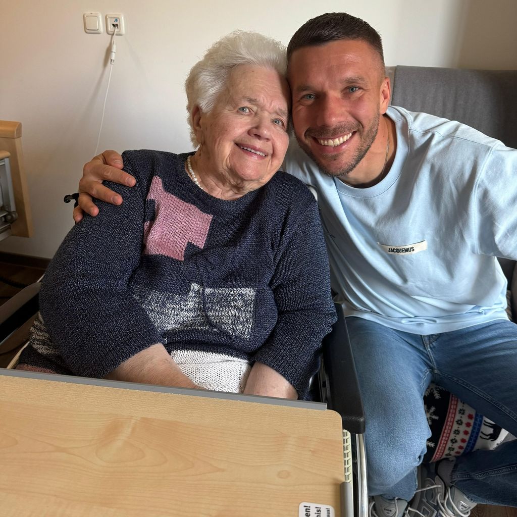Lukas Podolski und seine Oma