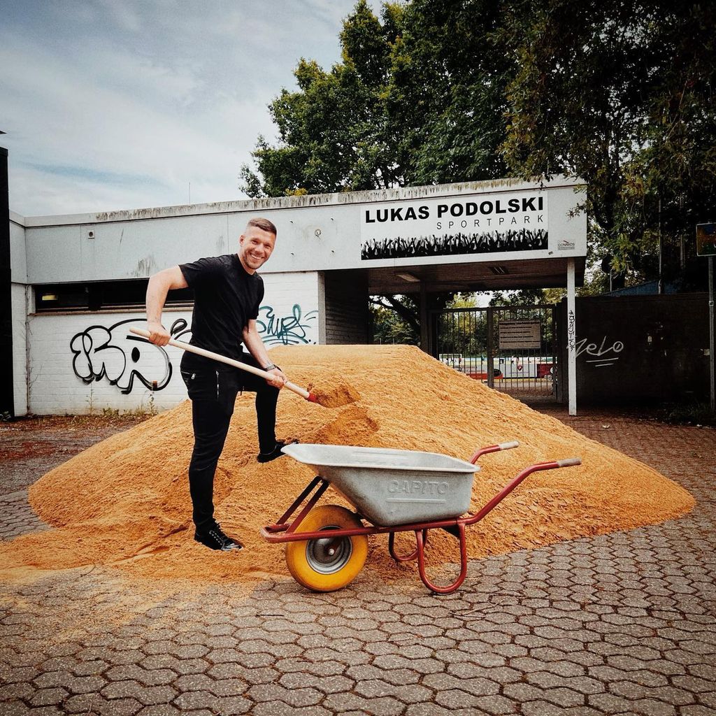 Lukas Podolski vor dem Sandhaufen