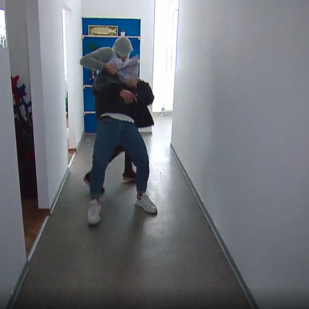 Lukas (Stefan Jankovic) und ein Unbekannter bei "Krass Schule – Die jungen Lehrer"