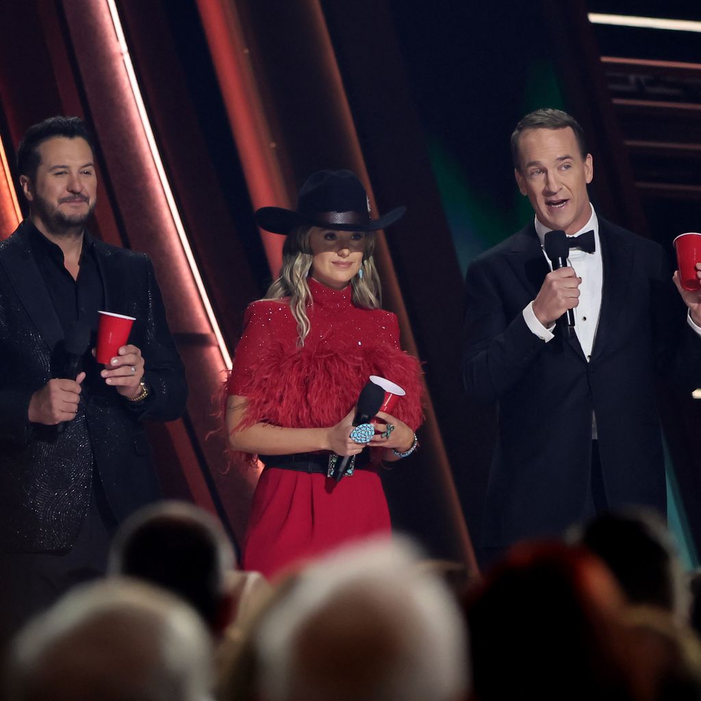 Luke Bryan, Lainey Wilson und Peyton Manning, Moderatoren der CMAs 2024