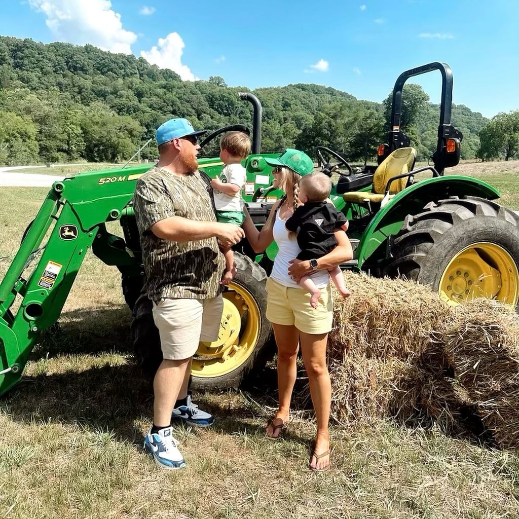 Luke Combs und seine Frau Nicole mit ihren beiden Kindern, 2024