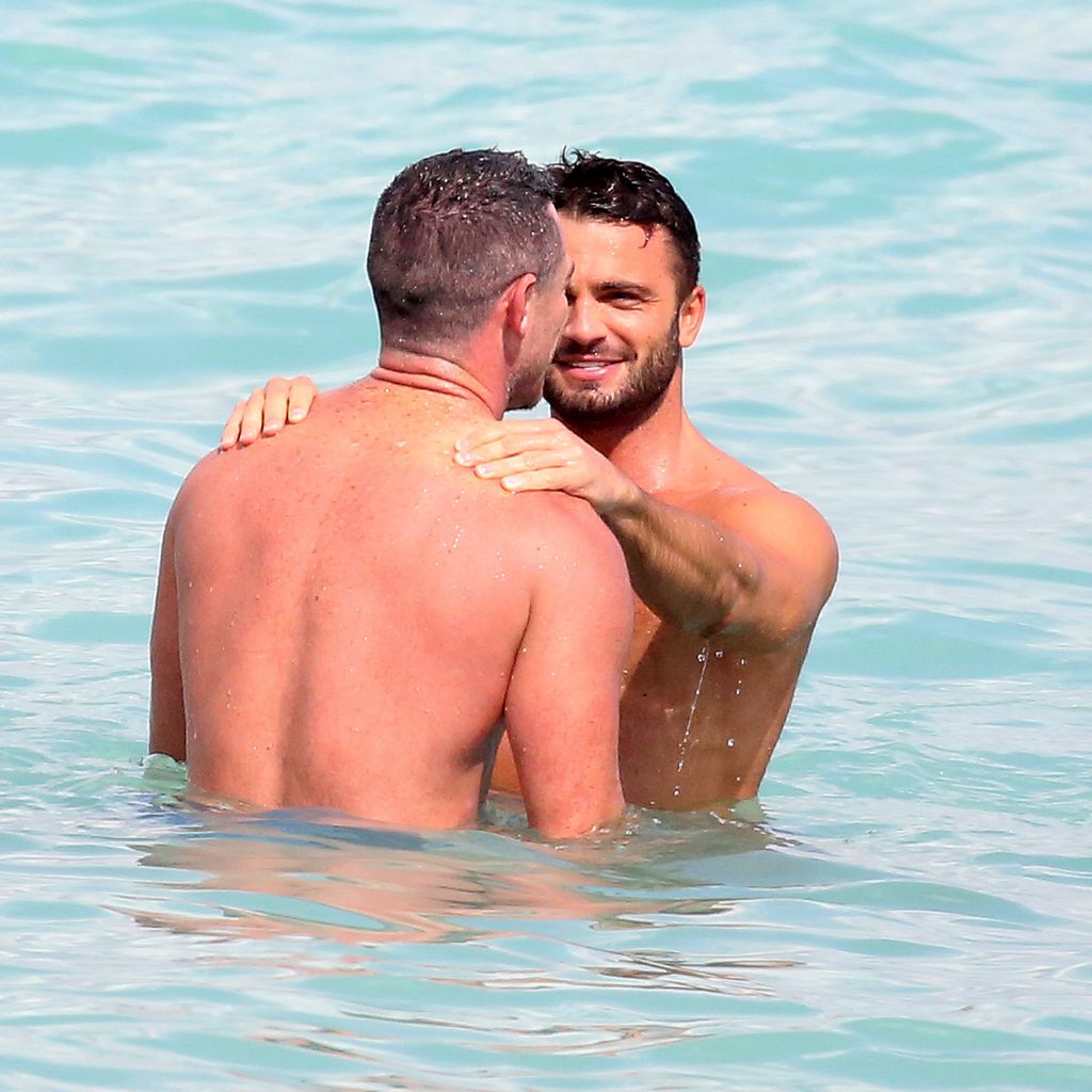 Luke Evans mit einem Unbekannten im Meer bei Miami