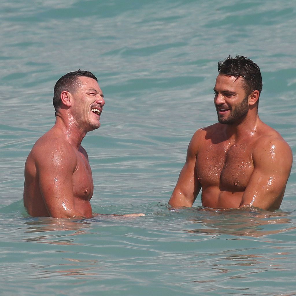 Luke Evans mit einem Unbekannten im Meer bei Miami