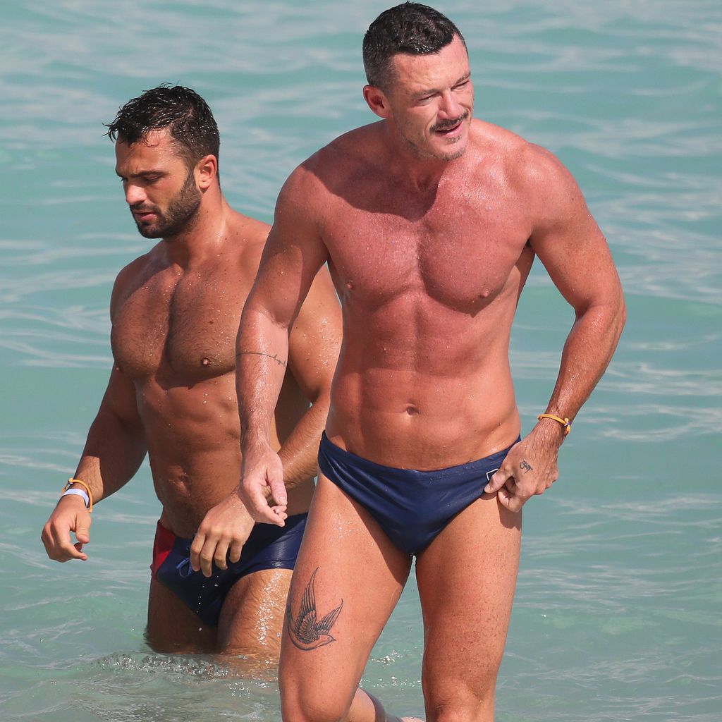 Luke Evans mit einem Unbekannten im Meer bei Miami