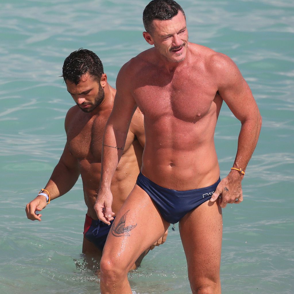 Luke Evans mit einem Unbekannten im Meer bei Miami