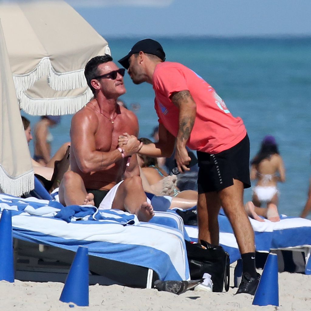 Luke Evans mit einem unbekannten Mann im Dezember 2021 in Miami