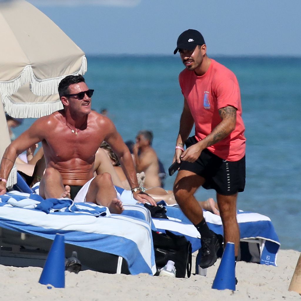 Luke Evans mit einem Unbekannten in Miami im Dezember 2021