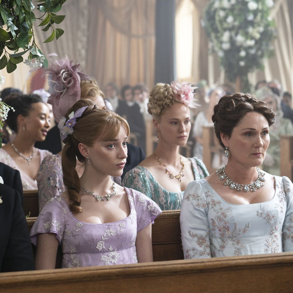 Luke Newton, Phoebe Dyvenor, Jessica Madsen und Ruth Gemmell in "Bridgerton"