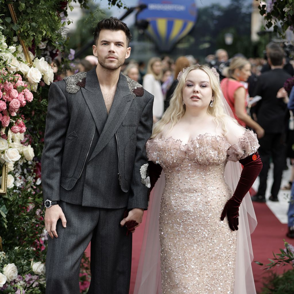 Luke Newton und Nicola Coughlan bei der Premiere von "Bridgerton" Staffel drei