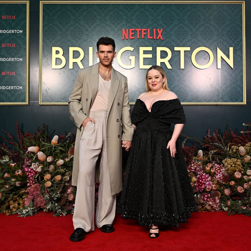 Luke Newton und Nicola Coughlan