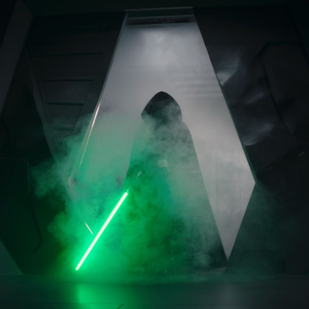 Luke Skywalker (Mark Hamill) mit einem Lichtschwert