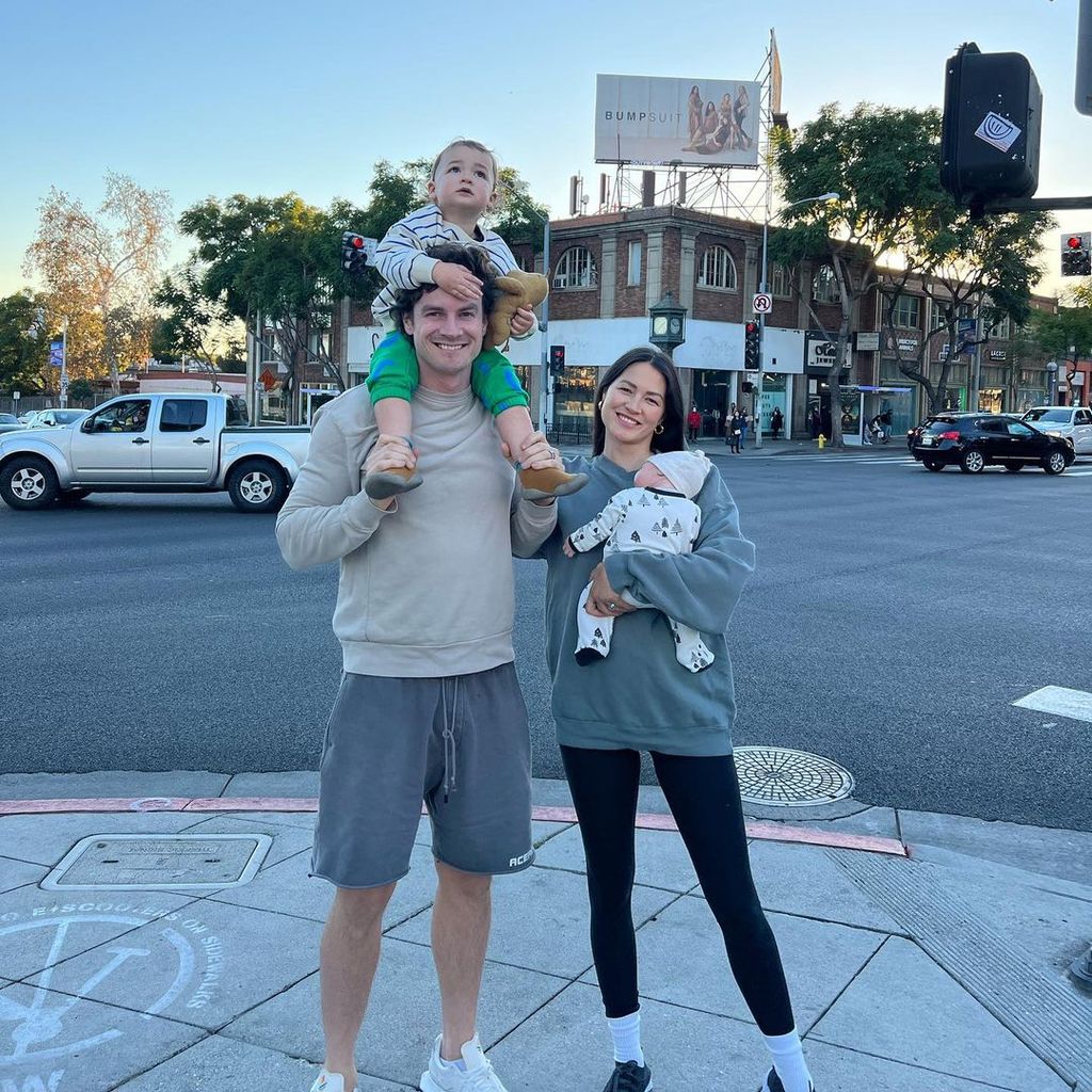 Luke und Kara Cook mit ihren Kindern