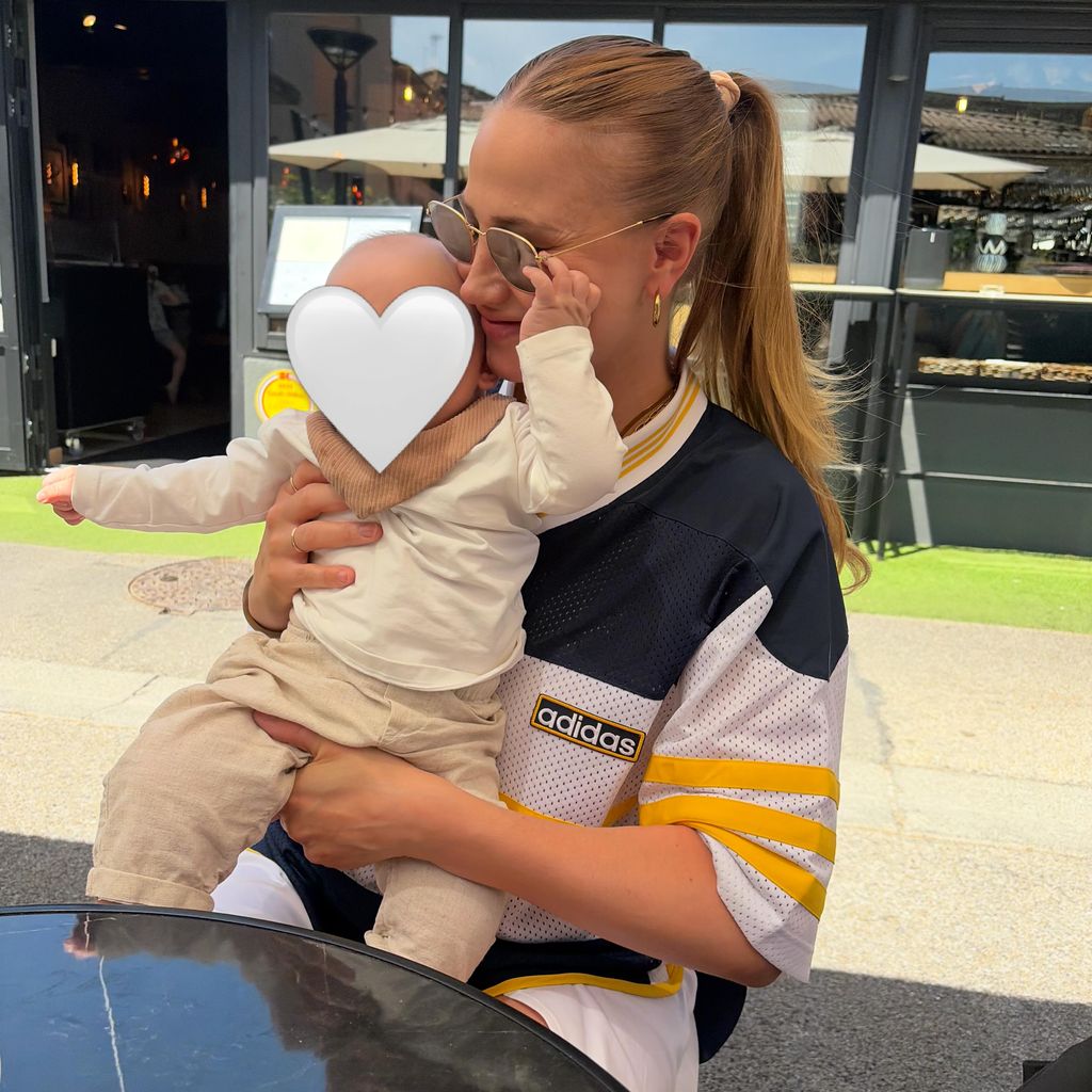Lulu Lewe und ihr Sohn, Juni 2026