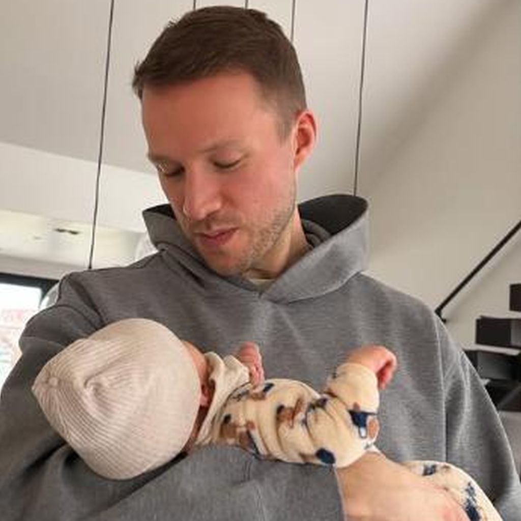 Basti Scheibe, Ehemann von Lulu Lewe, mit ihrem gemeinsamen Sohn Lounis