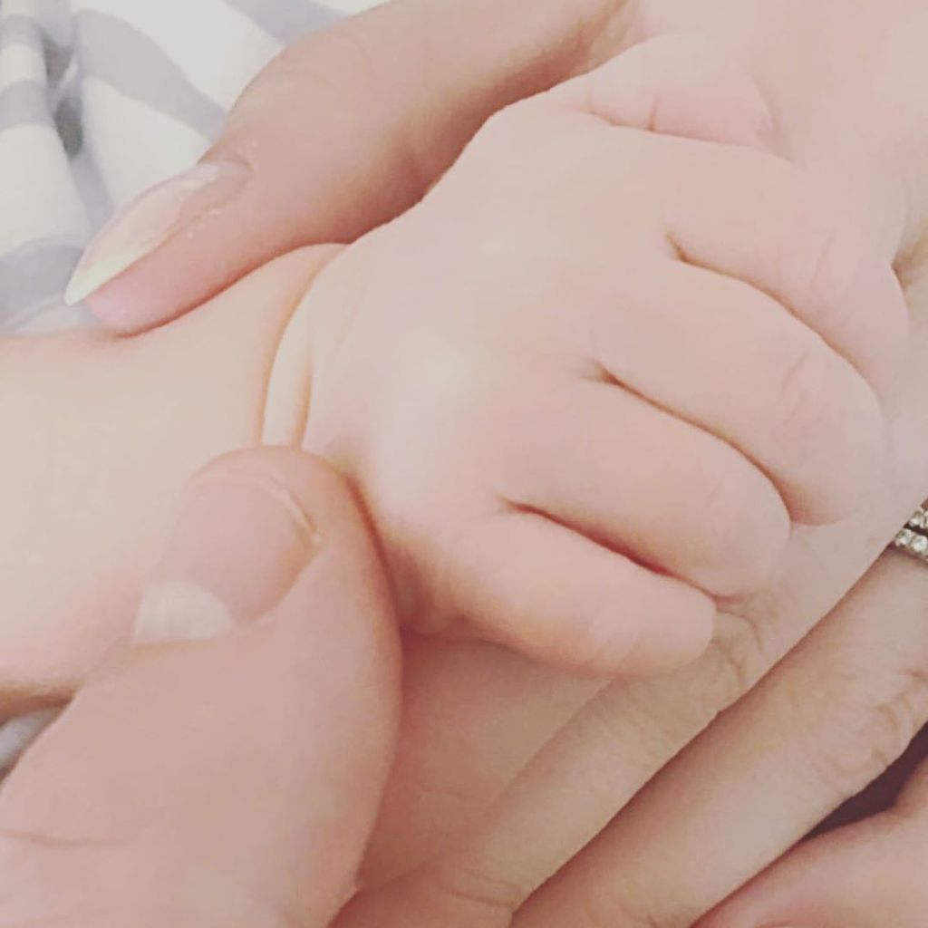 Lyla Maria Schwarzenegger Pratts Händchen