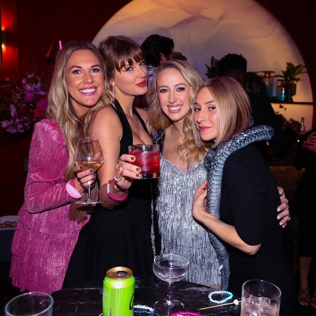 Lyndsay Bell, Taylor Swift, Brittany Mahomes und Ashley Avignone auf Taylors Party