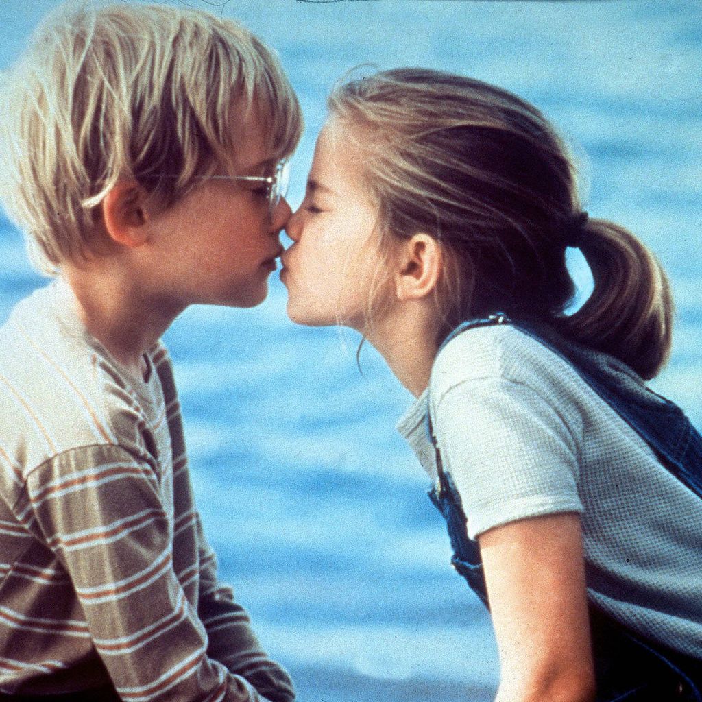 Macaulay Culkin und Anna Chlumsky in "My Girl" (1991) teilen einen Kuss am See